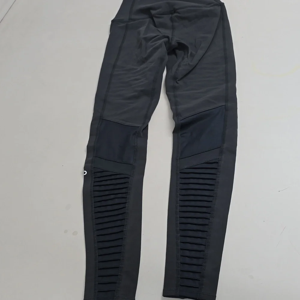ALO YOGA MID-WAIST MOTO LEGGING